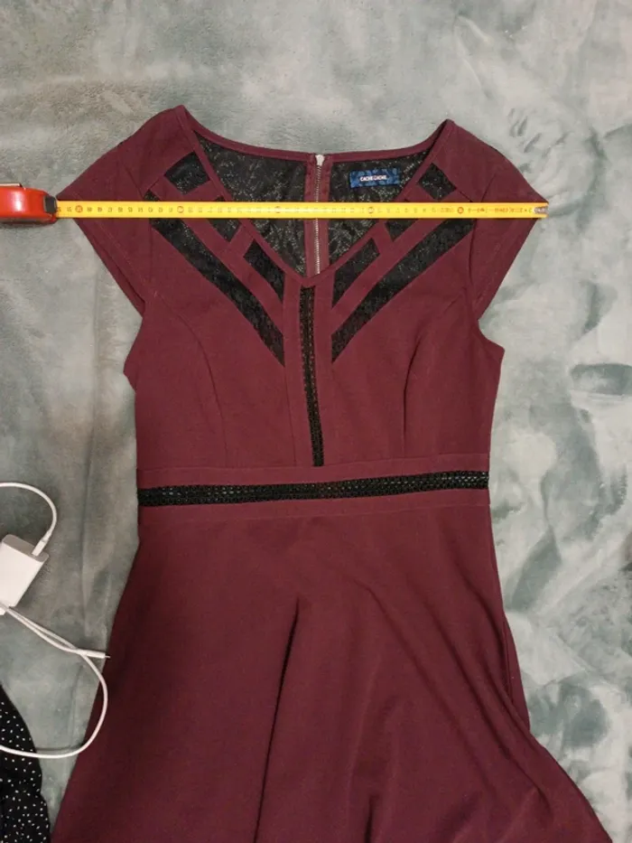 Robe bordeaux avec dentelles - photo numéro 10
