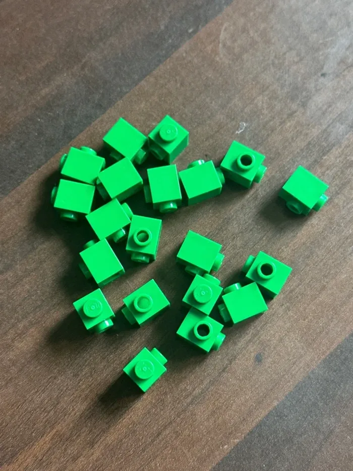 20 Brick Lego , Modified 1 x 1 with Stud on Side ref 87087 Green - photo numéro 2