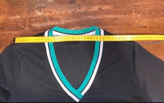 Jolie robe noire col V - photo numéro 3