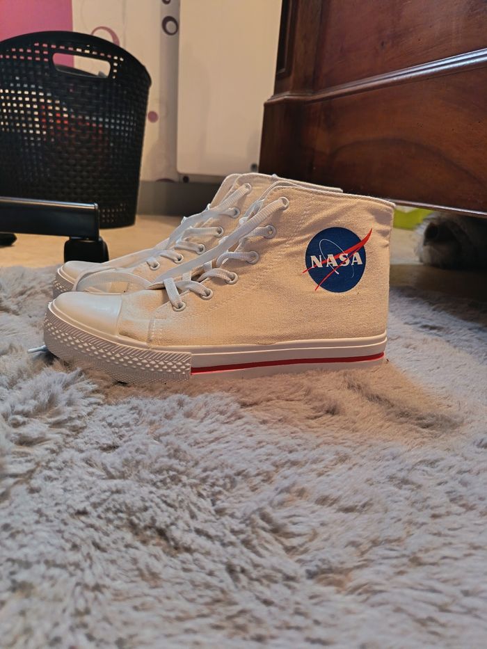 Converse Nasa