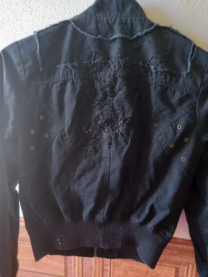 Veste courte jeans avec motifs au dos T : 3 - photo numéro 4