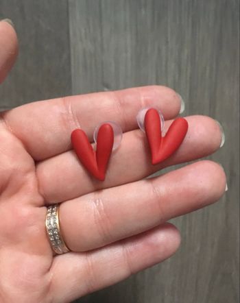 Petites boucles d’oreilles pour NEUVES femme, en forme de cœurs ♥️ couleur rouge