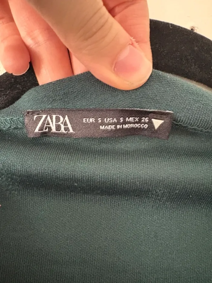 T-shirt vert canard zara col bénitier - photo numéro 2