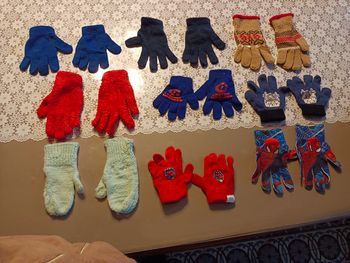 Lot de 8 paires de gants plus une paire de moufle