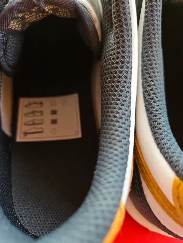 Nike dunk low taille 38,5 neuves blanc noir doré - photo numéro 5