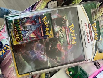 Coffret classeur + booster évolution céleste 