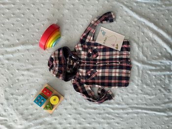 chemise manches longues à capuche rouge marine et blanc 18 mois boite à malices