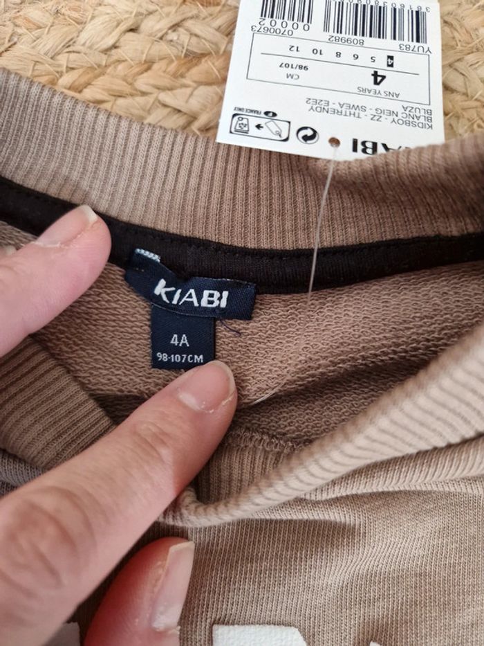 Sweat sans manches style américain neuf avec étiquette 🏷 Kiabi 🦊4 ans🦊 - photo numéro 3