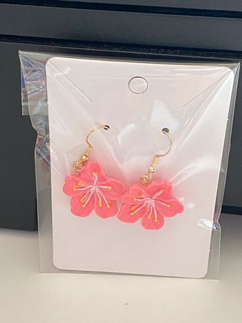 Très jolies boucles d’oreilles fleur rose