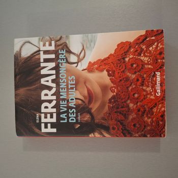 Livre "La vie mensongère des adultes" - roman de Elena Ferrante - Format broché - Editeur Gallimard