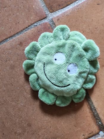 Peluche doudou soleil salade PLANETE BLEUE vert poche fourre tout 16,5 cm