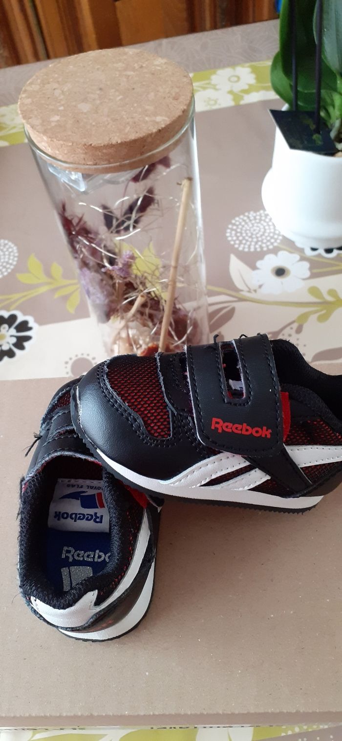 Une paire de basket pointure 17