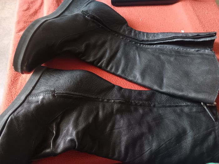 Bottes en cuir 40 fermetures sur le cotes avec petit talons - photo numéro 7