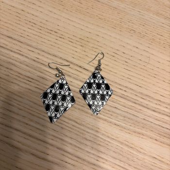 Boucles d’oreilles araignées • noir & blanc 🌿