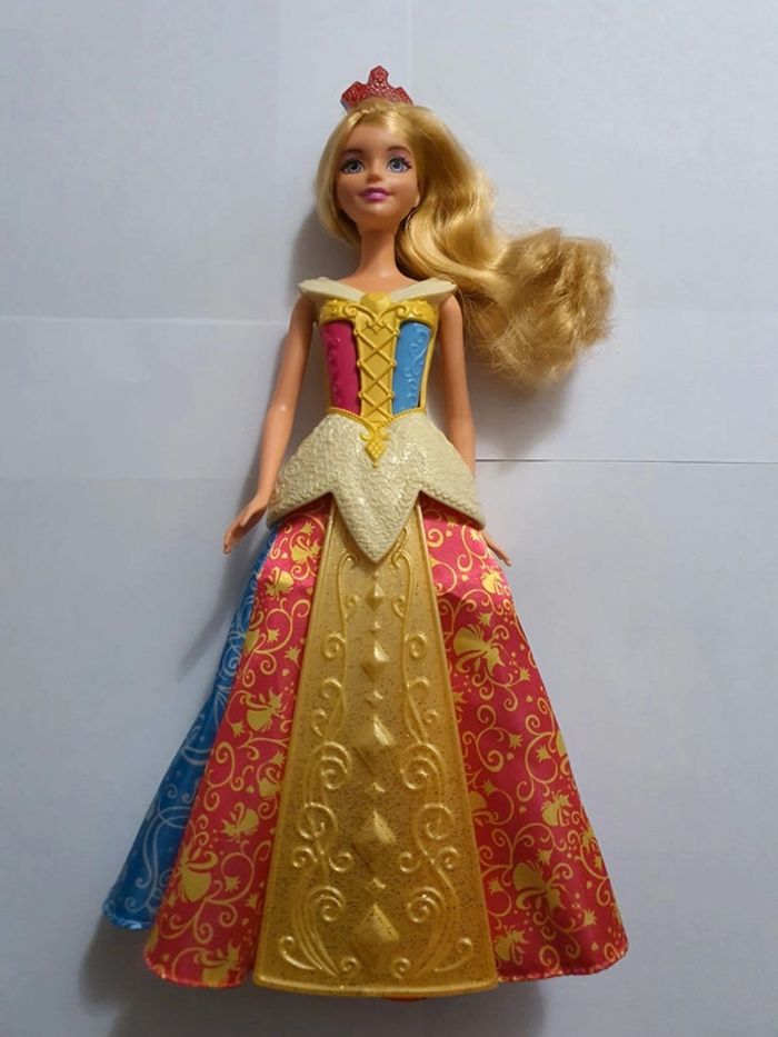 Poupée Princesse Disney : Aurore et sa robe enchantée Mattel