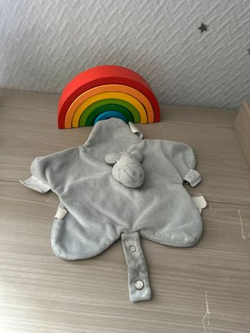 Doudou Noukies Ane etoile plat bleu marine foncé attache tétine