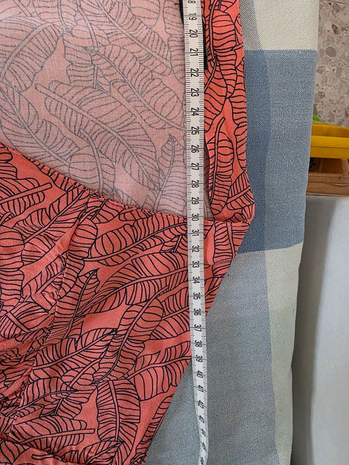 Blouse, corail a motif plumes marine, en acrylique, en excellent état, largeur d'épaule 39cm, largeur sous bras 56cm, longueur 57cm, marque In Extenso =5€ - photo numéro 6