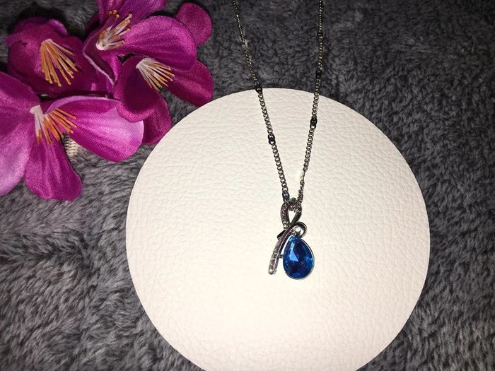 Superbe pendentif fantaisie métal argenté et pierre bleu