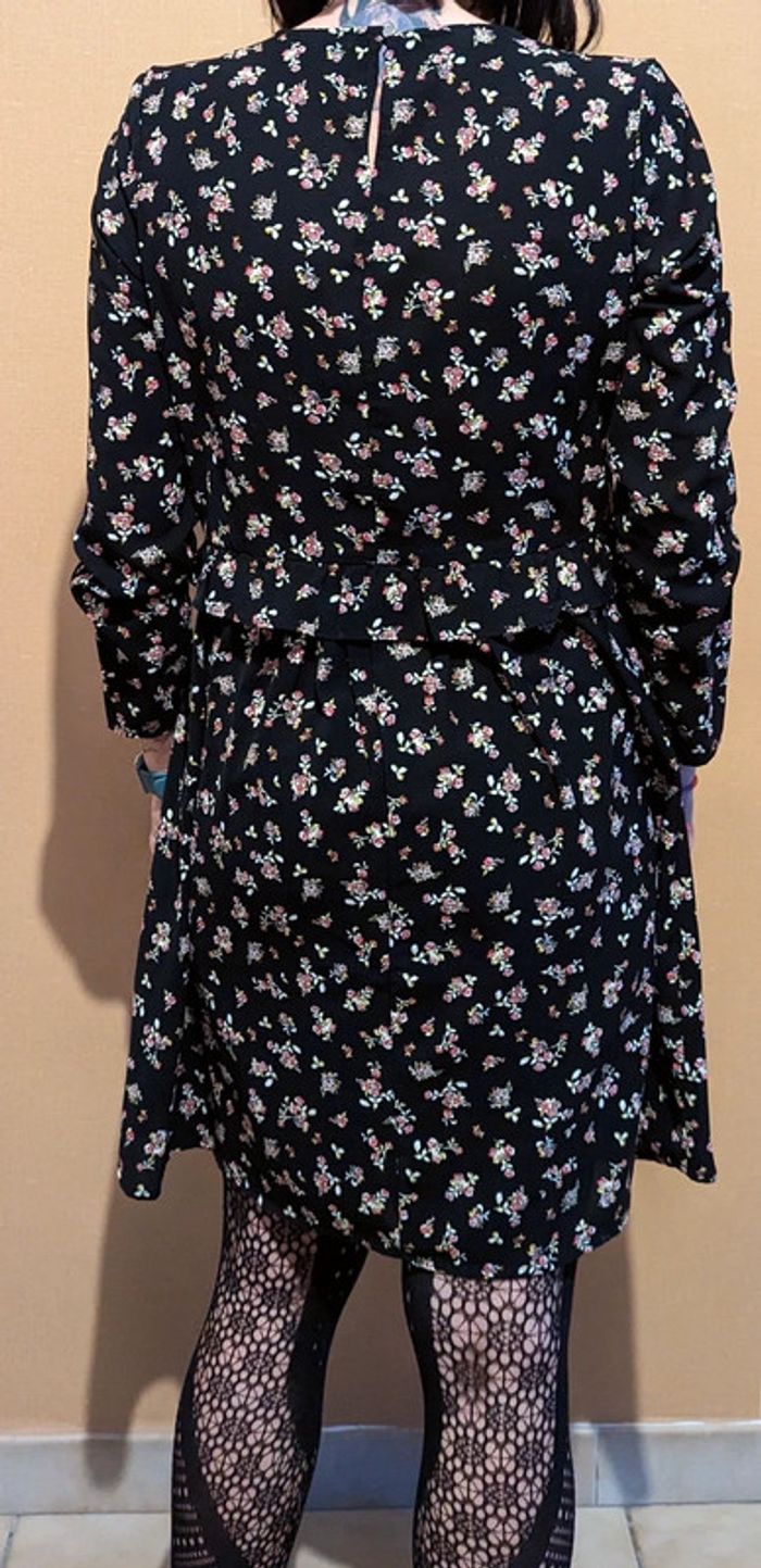 Jolie robe fleurie - photo numéro 2