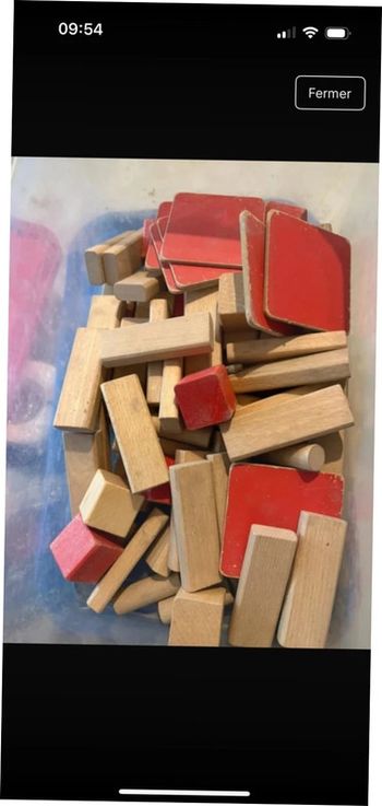 jeu de construction en bois comprenant de nombreuses pièces de différentes formes et tailles