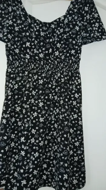 Robe cache cache noir fleuri