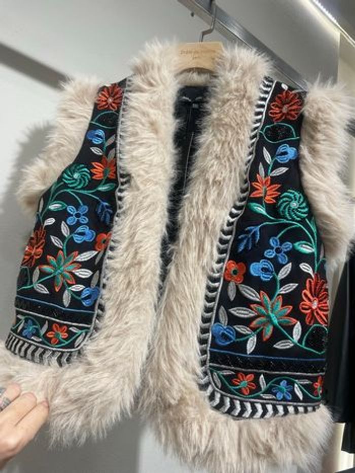 Gilet noir brodé