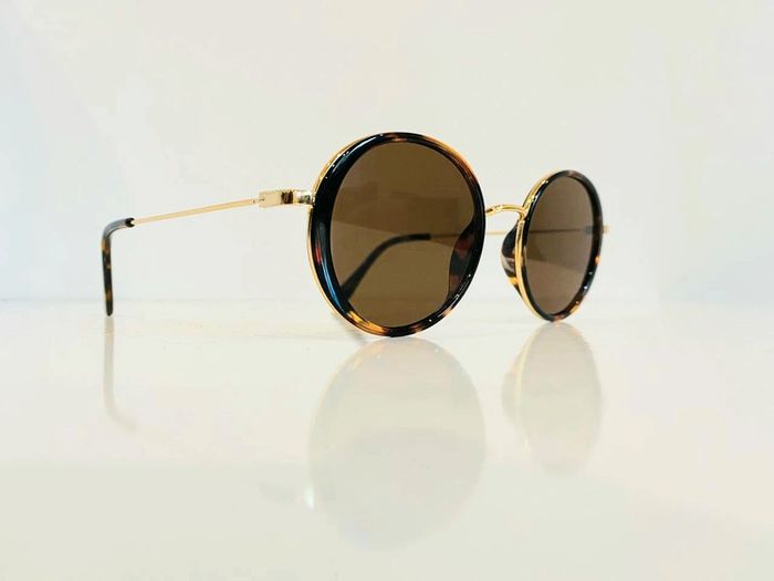 Lunette de soleil femme ovale marron écaille et dorée UV protection catégorie 3 - photo numéro 3