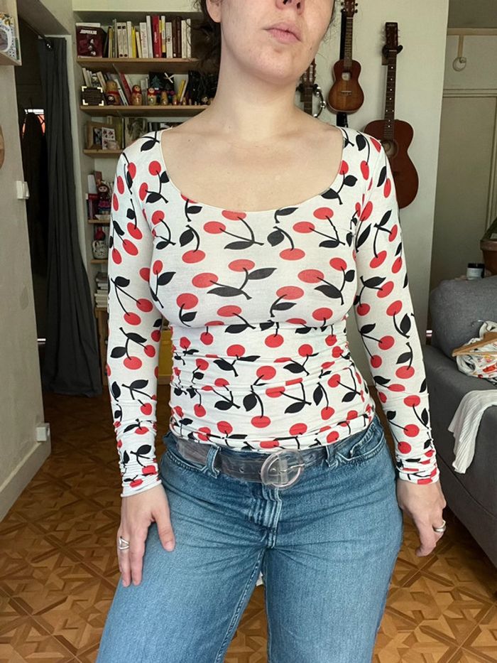 Top manches longues motifs cerises moulant 34 - photo numéro 2