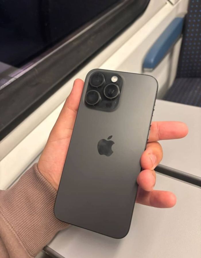 i P h o n e 15 pro max - photo numéro 2