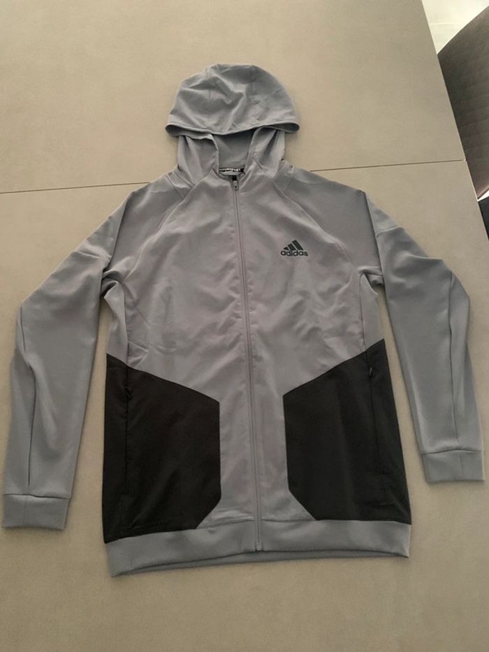 Veste de sport adidas grise taille M en parfait état