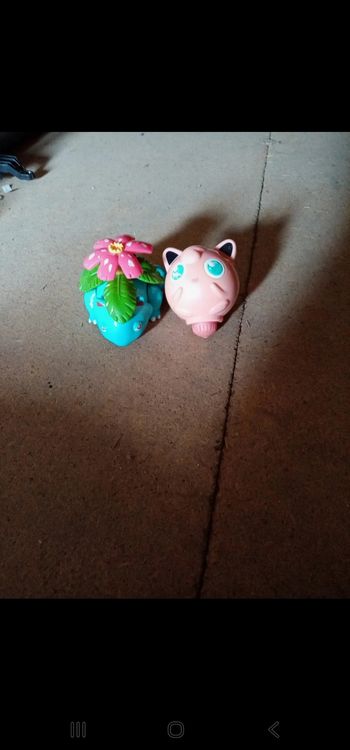Lot 2 figurines pokemon