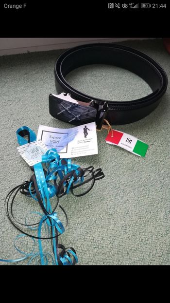 Grosse ceinture en croute de cuir de vachette, noire, marque italienne Massiliano Sergio, 2 croix chrétiennes sur l'attache, taille homme