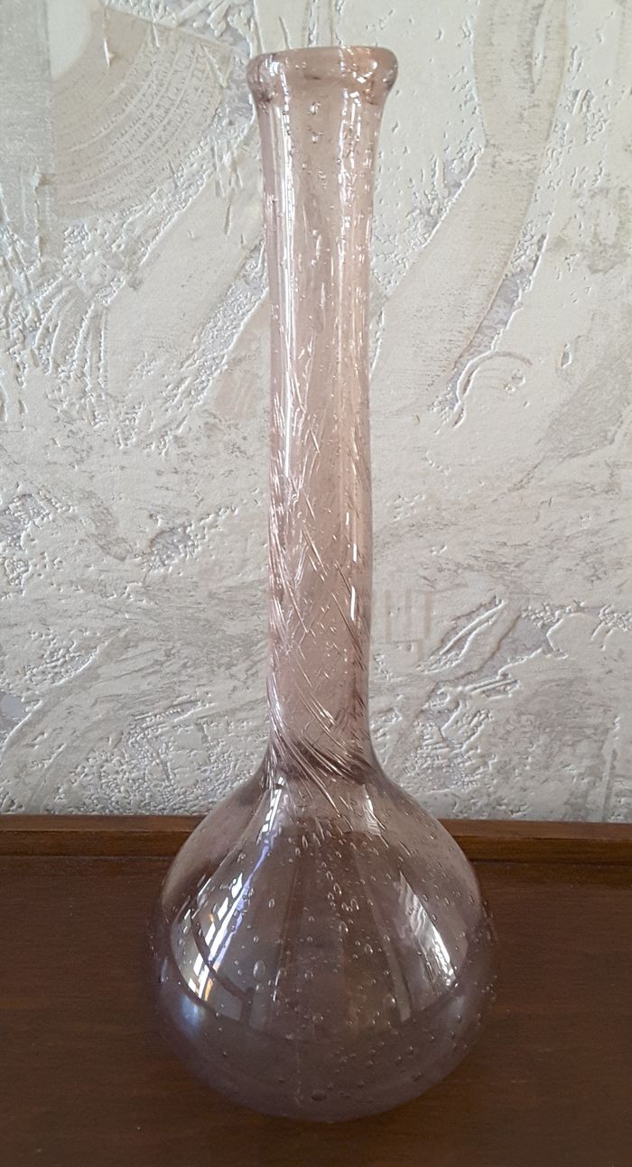Soliflore en verre soufflé rose signé BIOT