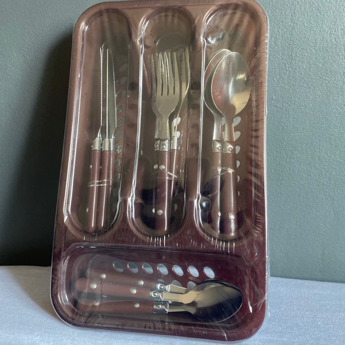 Lot de 16 couverts bordeaux