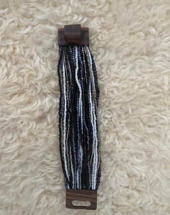 Très beau bracelet dans les tons de noir/gris à portée de manière différente