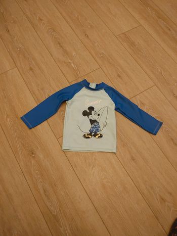 T shirt aquatique mickey fait du surf