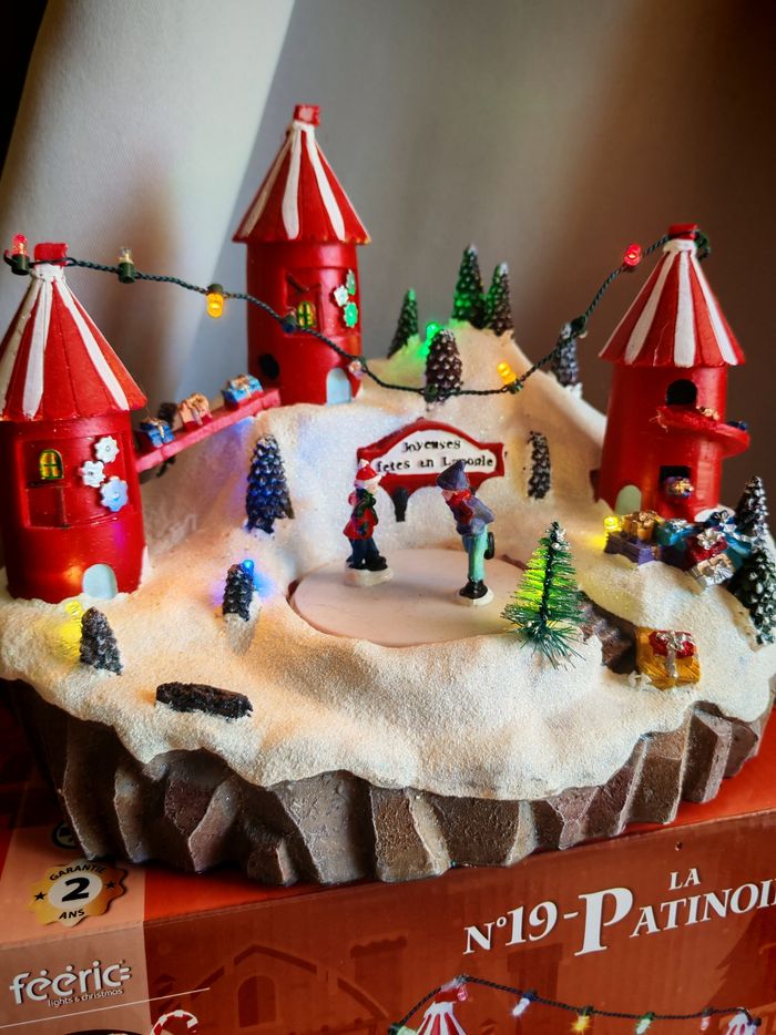 Village de noël animé et sonore la patinoire de noel - photo numéro 5