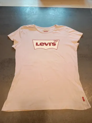 Vends tee-shirt Levi's enfant taille 12 ans .