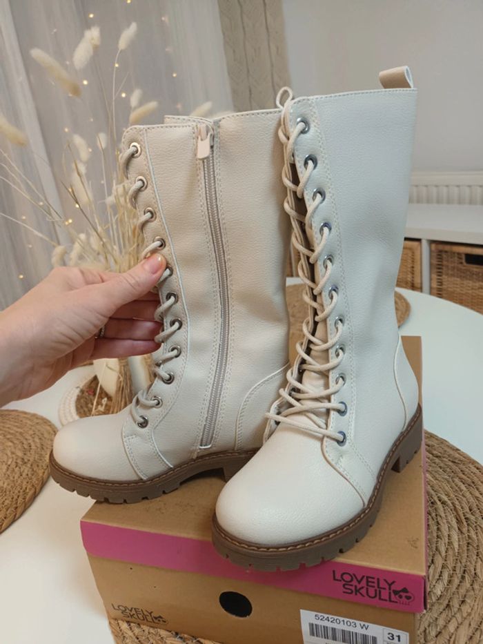 Jolie paire de bottes avec zip beige pointure 31 neuves avec étiquettes 🏷 - photo numéro 3