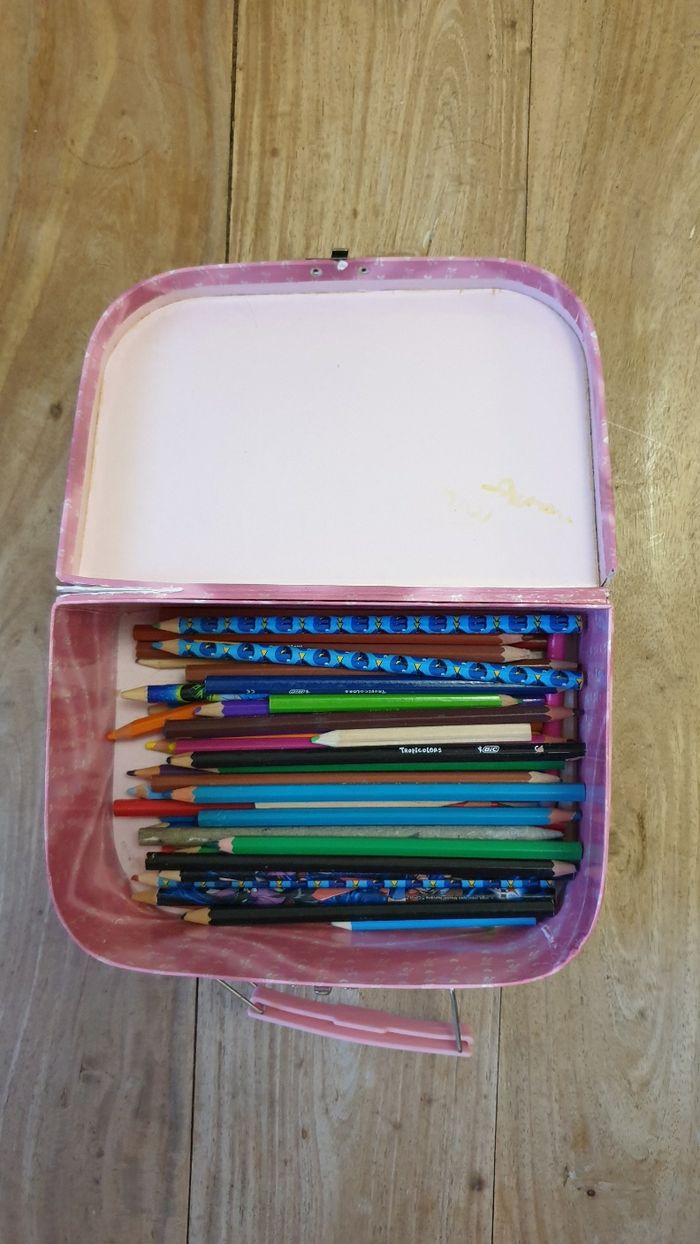 Mallette enfant contenant 57 crayons de couleur pour coloriage
