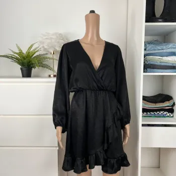 Jolie robe noire satinée Rue des Abbesses - taille 36 S