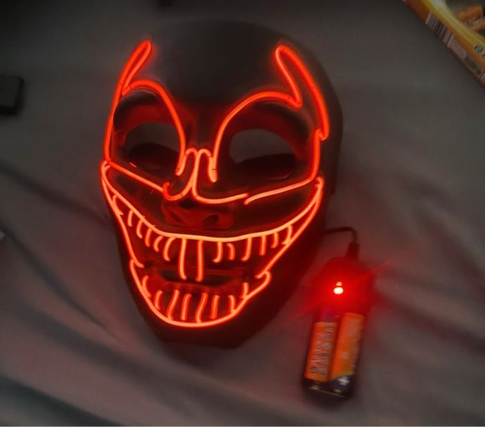 Déguisement satanic sorcier Halloween avec accessoires masque led et collier - photo numéro 6
