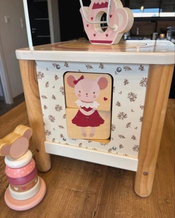 Cube d’activité et 2 autres jouets fille