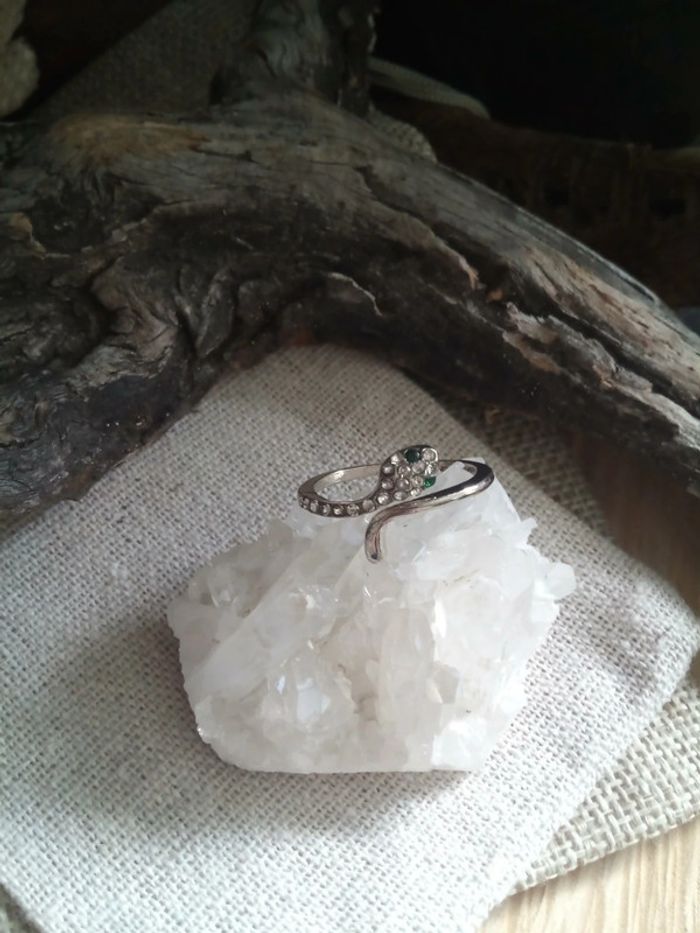 Bague serpent argenté yeux verts
