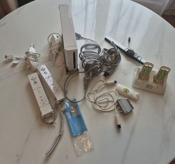 Nintendo wii console blanche avec accessoires wiimote nunchuk sensor bar