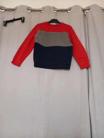 Pull rouge, gris et bleu foncé