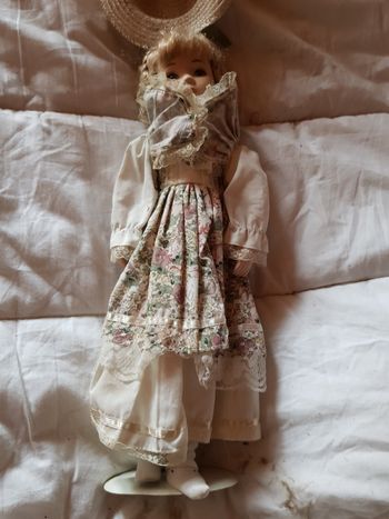 Poupée de collection en porcelaine