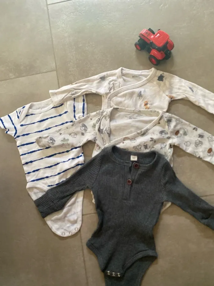 Lot bodies 3 mois