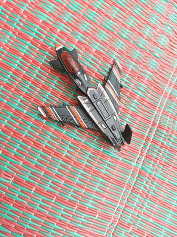 Jouet avion de chasse noir et rouge Mattel 2010