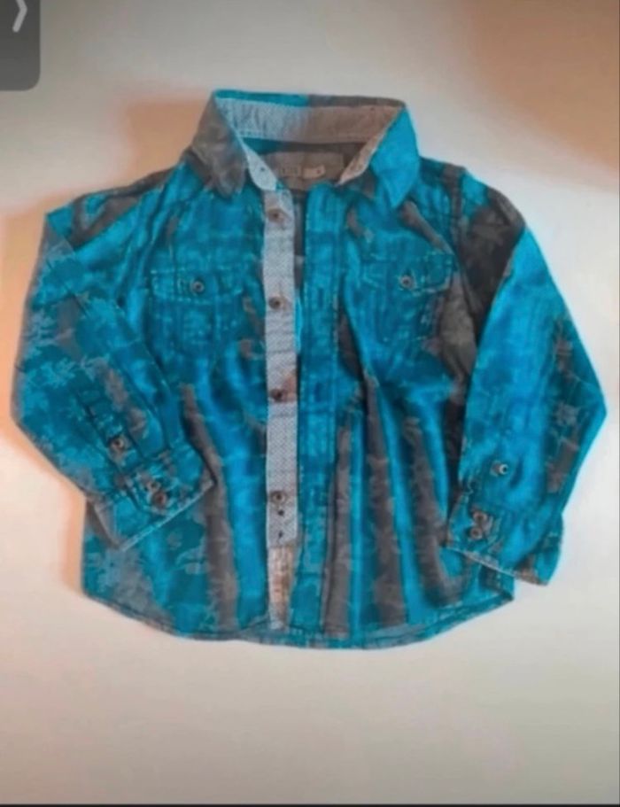 Chemise manches longues très bon état pour garçon taille 4 ans couleur bleu